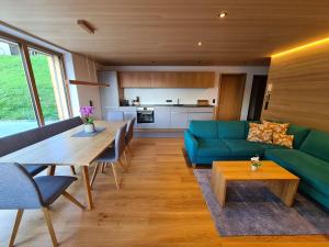 A seating area at Alphof Appartement Faschina