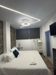 - une chambre avec un grand lit à échelle dans l'établissement Apartamentos Rocablanca, à Benidorm