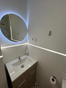 Ein Badezimmer in der Unterkunft Apartamentos Rocablanca