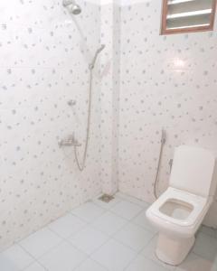 Salle de bains dans l'établissement Damith Guest House