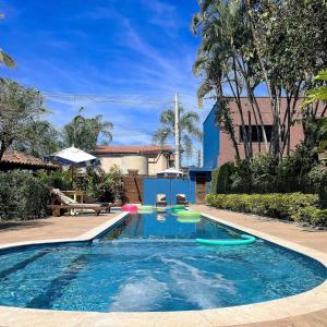 una piscina nel cortile di una casa di Maresias de Itu Suites pertissimo da praia com piscina a Maresias