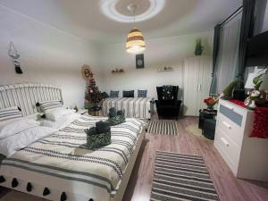 Un dormitorio con una cama y un árbol de Navidad en él en Ladislaus Schnaps-Haus Falusi Vendégház en Csolnok