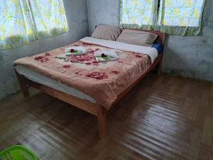 a bed in a room with two ducks on it at Appartement de Charles in Loméméti