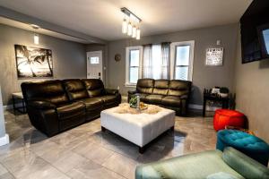 Χώρος καθιστικού στο Comfortable 3BR, 1 Bath close to the falls