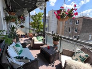 ケルンにあるBig, Central and Charming Apartment on Schaafenstraßeの家具と鉢植えの植物が備わるバルコニー