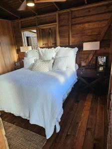 sypialnia z łóżkiem z białą pościelą i poduszkami w obiekcie Casa de Paz w mieście Guayama