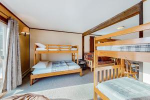 um quarto com 2 beliches e uma cama em Alpine Horn Lodge at Big Powderhorn Mountain - Unit B em Ironwood