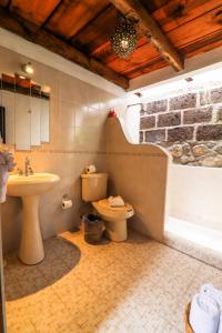 Ett badrum på Casona Hotel Petra