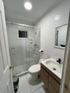 ein Bad mit einer Dusche, einem WC und einem Waschbecken in der Unterkunft Casas el Quisco norte in El Quisco