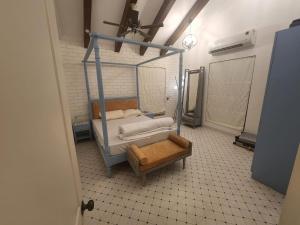 - une chambre avec un lit, une table et un plafond dans l'établissement Herrmitage Riviera, à Arpora