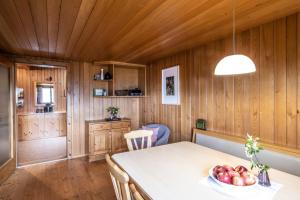 una cocina con una mesa con un bol de fruta. en Bauernhof Hammerer, en Egg