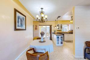 Køkken eller tekøkken på Balmy Breeze Hideaway