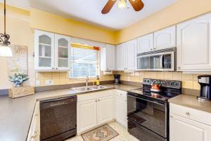 Køkken eller tekøkken på Balmy Breeze Hideaway