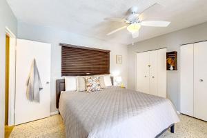 En eller flere senge i et værelse på Balmy Breeze Hideaway + 6 billeder