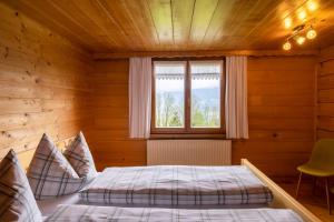 1 dormitorio con cama y ventana en Bauernhof Hammerer, en Egg