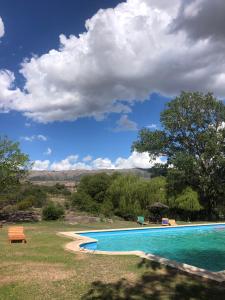 una piscina en medio de un campo en El Nogalito Mina Clavero en Arroyo de Los Patos