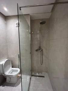 łazienka z prysznicem i toaletą w obiekcie Appart prestige de luxe w Marakeszu