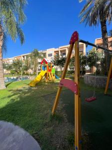 un parque con parque infantil con tobogán en Appart prestige de luxe en Marrakech