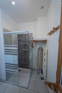 eine Dusche mit Glastür im Bad in der Unterkunft le pragmatique in Guillestre