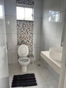 a bathroom with a toilet and a sink at Apto Serras Gerais in Dianópolis
