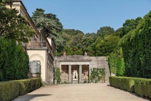 un edificio con una puerta en un jardín en Poggio Imperiale House(Porta Romana), en Florencia