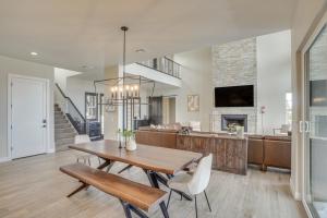 TV a/nebo společenská místnost v ubytování Spacious Utah Escape with Balcony and Mountain Views!