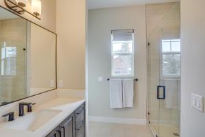 Koupelna v ubytování Spacious Utah Escape with Balcony and Mountain Views! + 27 fotografií