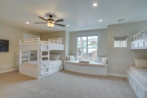 Postel nebo postele na pokoji v ubytování Spacious Utah Escape with Balcony and Mountain Views!