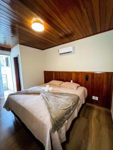 1 dormitorio con 1 cama grande en una habitación en Guarapari Park en Guarapari