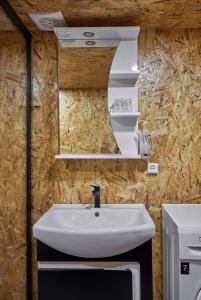 een badkamer met een wastafel en een spiegel bij Daxvalley Glamping in Tsalka