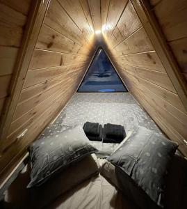 Tempat tidur dalam kamar di RoiA Chalet Fundata 2