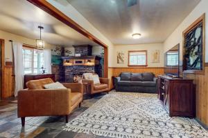 sala de estar con sofá y silla en Evergreen Cottage en South Lake Tahoe