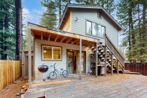 uma casa a ser construída com uma bicicleta estacionada em frente dela em Evergreen Cottage em South Lake Tahoe