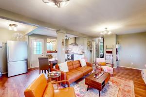 ein Wohnzimmer mit einem orangenen Sofa und einer Küche in der Unterkunft The Lone Stargazer in Washington