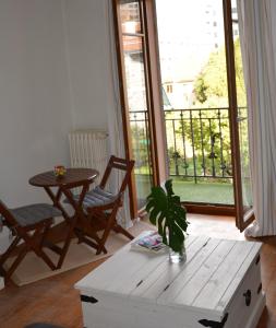 Cette chambre dispose d'une table, de chaises et d'un balcon. dans l'établissement HOCORAS Apartment, à Genève