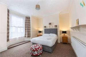 1 dormitorio con cama y ventana grande en Holt house, en Hartlepool
