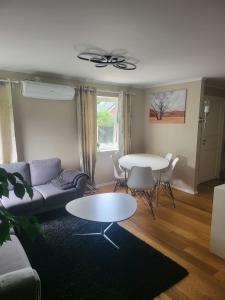 uma sala de estar com um sofá e uma mesa em Nesttunveien appartments em Bergen