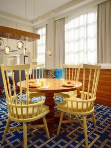 Staybridge Suites Burlington - Boston, an IHG Hotel في برلنغتون: غرفة طعام مع طاولة وكراسي خشبية