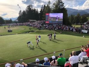 Une foule de gens qui regardent une partie de golf dans l'établissement Best view in Crans Montana, à Crans-Montana