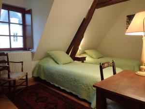 a bedroom with two beds and a table and a lamp at Luxueux gîte avec piscine et Wifi, proche circuit 24H du Mans, animaux bienvenus - FR-1-410-430 in Les Bouleaux +27 photos