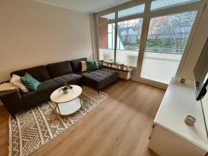 a living room with a couch and a table at Ferienwohnung am Klein Kiel in Kiel