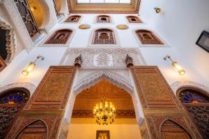 vistas a una mezquita con una lámpara de araña en Riad Mazar, en Fez