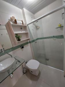 a bathroom with a shower and a toilet and a sink at Não é studio, apto espaçoso 70m, 2 quartos, sacada fechada, garagem e bem no centro in Florianópolis
