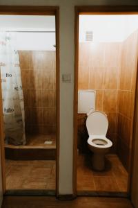 een badkamer met een toilet en een douche bij Penzión Enbra 