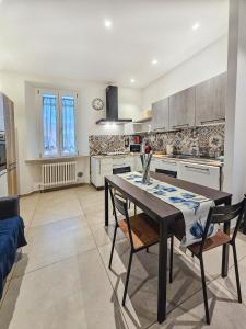 een keuken met een tafel en stoelen in een kamer bij Marina di Piazzadarmi in Ancona