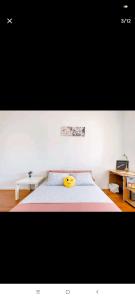 einem gelben Frisbee auf einem Bett in einem Schlafzimmer in der Unterkunft Rigoli Room in Lissabon
