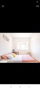 1 dormitorio blanco con 1 cama grande y ventana en Rigoli Room en Lisboa