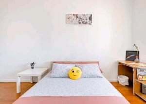 een slaapkamer met een bed met een geel kussen erop bij Rigoli Room in Lissabon