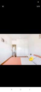 Habitación grande con un frisbee amarillo en el suelo en Rigoli Room en Lisboa