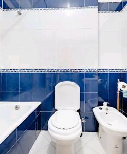 ein Badezimmer mit einem WC, einer Badewanne und einem Waschbecken in der Unterkunft Rigoli Room in Lissabon